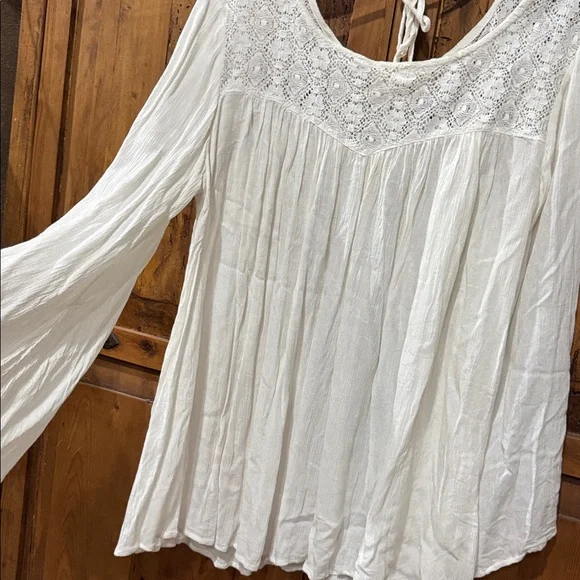 Elegant White flowy Lace Women's Top - Picture 2 of 5